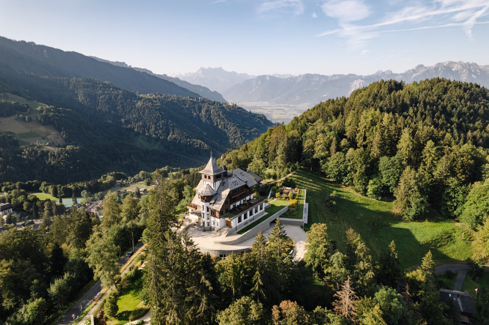 Aerial photo of the Clinic Les Alpes Facility amidst forested hills