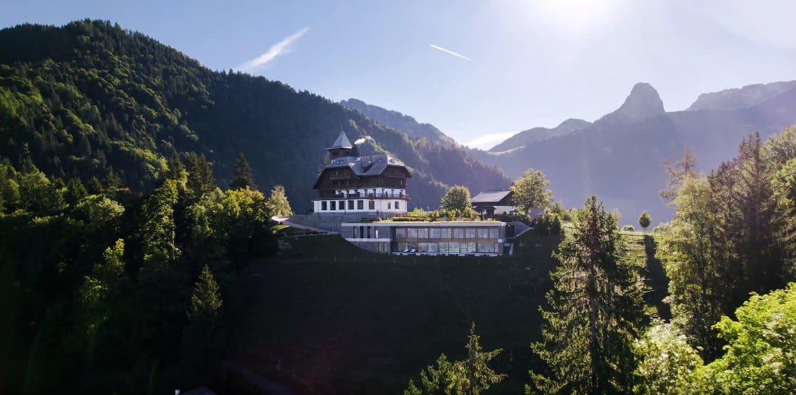 Aerial photo of the Clinic Les Alpes Facility amidst forested hills