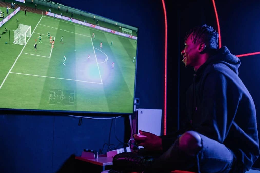 Un homme jouant à un jeu vidéo