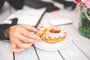 personne mangeant un beignet